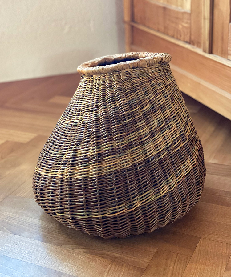 Skulpturaler Korb aus Weide